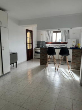 Casa grande y luminosa con terraza, balcón y parrilla